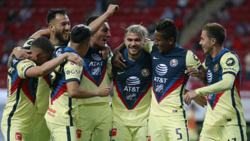 Jugadores del América celebran un gol.