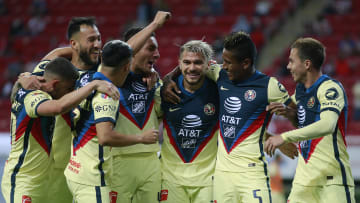 Jugadores del América celebran un gol.