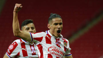 El jugador Uriel Antuna celebra un gol con Chivas.