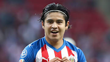 Javier López celebra un gol con las Chivas del Guadalajara.