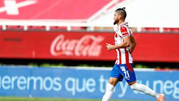 Hiram Mier durante un partido con Chivas
