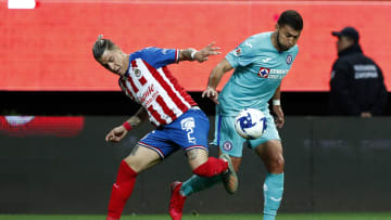 Juan Escobar ante la marca de Cristian Calderón. 