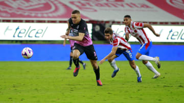 Jonathan Rodríguez en un partido ante las Chivas del Guadalajara.