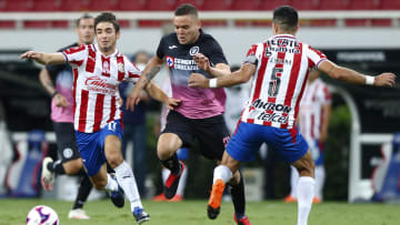 Jonathan Rodríguez ante la marca de dos jugadores.