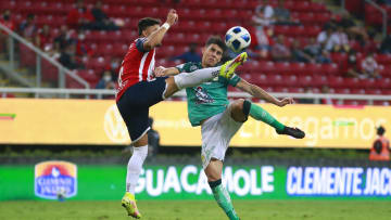 Alexis Vega pelea un balón ante un jugador del León.