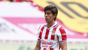El delantero de Chivas salió en defensa de futbolistas que se han visto envueltos en problemas por salir a divertirse