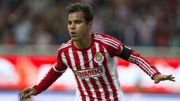 Omar Bravo celebra un gol con las Chivas del Guadalajara.