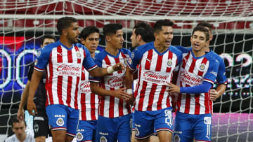 Jugadores de las Chivas del Guadalajara celebran un gol en partido ante Rayados de Monterrey.