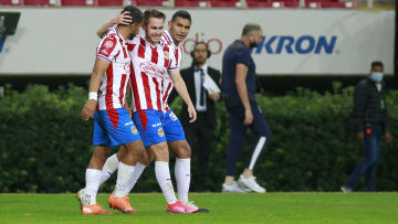 Jugadores de las Chivas del Guadalajara celebran un gol ante Necaxa.