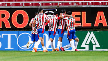 Jugadores de las Chivas del Guadalajara celebran un gol ante Necaxa.