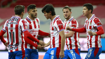 Jugadores de las Chivas del Guadalajara celebran un gol.