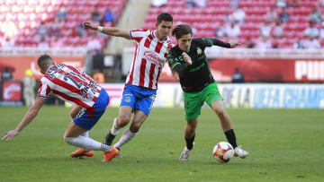 Jesús Molina pelea una pelota ante Santiago Muñóz.