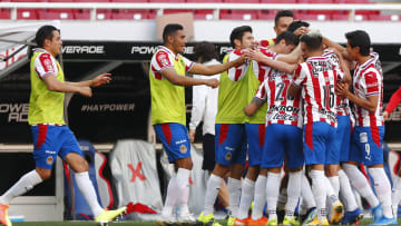 Jugadores de las Chivas del Guadalajara celebran un gol.