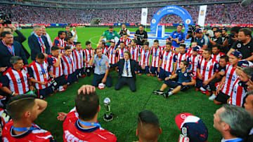 El equipo de las Chivas del Guadalajara celebran su título en partido ante Tigres UANL.