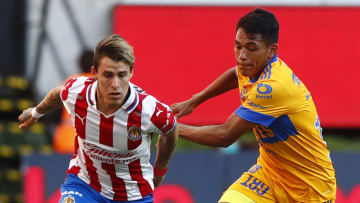Cristián Calderón, siendo marcado por Alejandro Ávalos, volvió a ver acción con Chivas al superar sus lesiones.