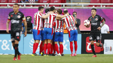 Jugadores de las Chivas del Guadalajara celebran un gol.