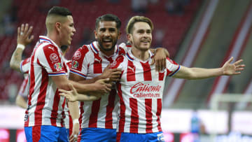 Ricardo Angulo, Miguel Ponce y Alan Torres festejan un gol de Chivas en el Guard1anes 2021.