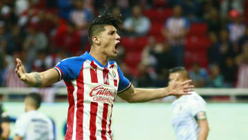 Alan Pulido celebrando un gol en su último partido como jugador de Chivas