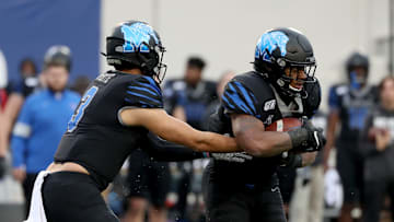 Kenneth Gainwell takes the handoff vs Cincinnati