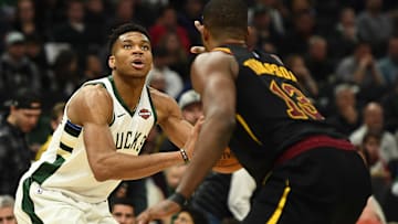 Giannis ante la marca de Tristan Thompson