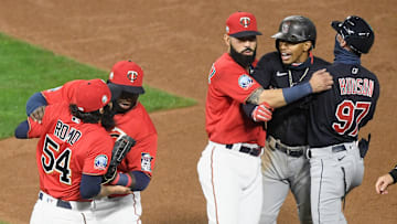Sergio Romo y Francisco Lindor casi se van a los golpes 