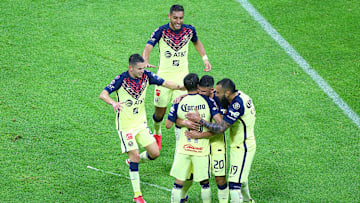 Jugadores del América celebran un gol.