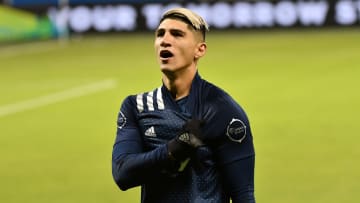 El delantero Alan Pulido celebra un gol con el Sporting Kansas City.