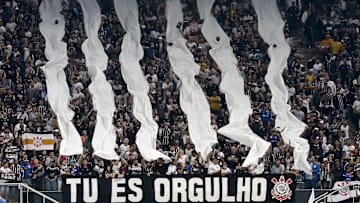 Corinthians faz pedido oficial para o Banco BMG aceitar mudar as cores da logo no uniforme alvinegro. Corinthians faz pedido oficial para o Banco BMG aceitar mudar as cores da logo no uniforme alvinegro.