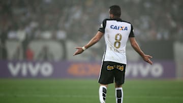 Renato Augusto fechou com o Corinthians