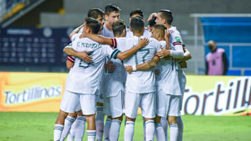Jugadores de México celebran un gol.