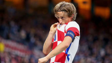 Luka Modric embrasse le blason de la sélection croate.