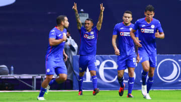 Jugadores de Cruz Azul festejan un gol conseguido en partido ante FC Juárez.