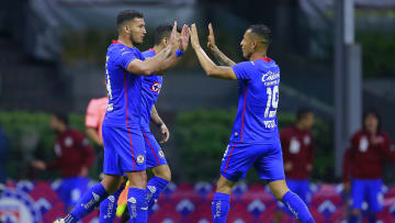 Jugadores de Cruz Azul festejan un gol en contra de Necaxa.