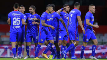 Jugadores de Cruz Azul celebran un gol.