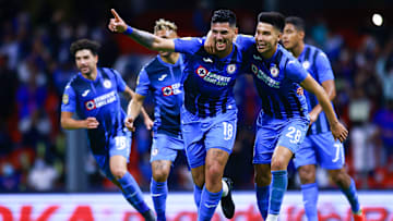 Jugadores de Cruz Azul celebran un gol.
