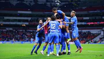 Jugadores de Cruz Azul celebran un gol.