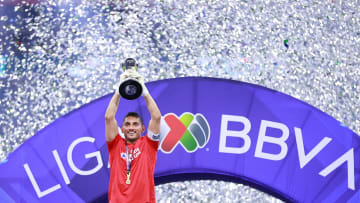 Jesús Corona alzando el trofeo de campeones
