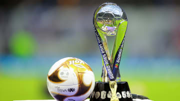 El balón y el trofeo de la Liga MX.