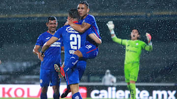 Jugadores de Cruz Azul festejan un gol ante Santos Laguna.
