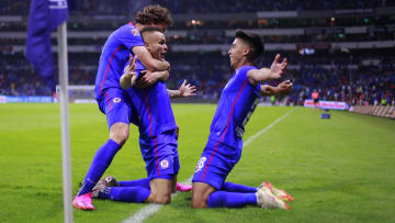 Jugadores de Cruz Azul celebran un gol.