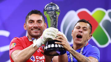 José de Jesús Corona, Julio César Domínguez levantando el trofeo de la Liga MX 