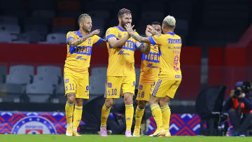 Jugadores de los Tigres UANL celebran un gol.