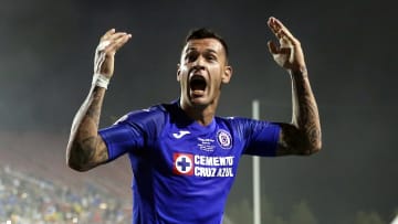 Milton Caraglio celebra un gol con el equipo de Cruz Azul.