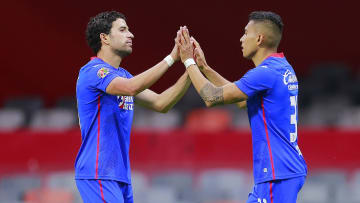 El uruguayo José Ignacio Rivero y Orbelín Pineda festejan un gol de Cruz Azul en el Guard1anes 2021.