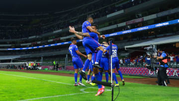 Jugadores de Cruz Azul celebran un gol.