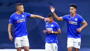 El uruguayo Jonathan Rodríguez y el argentino 'Pol' Fernández festejan el tanto de la victoria 3-2 de Cruz Azul sobre Toluca.