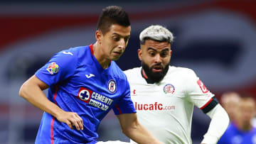 Roberto Alvarado y el argentino Alexis Canelo disputando el balón.