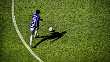 Os jogadores do Cruzeiro usarão uniformes personalizados com expressões racistas riscadas na partida contra o Figueirense. 