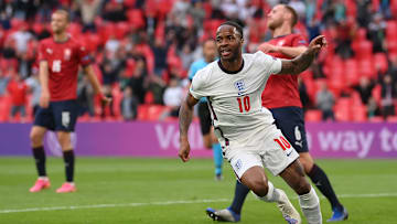 El jugador Raheem Sterling celebra un gol.