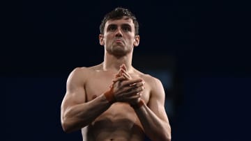 Tom Daley se volvió tendencia en redes sociales por tejer